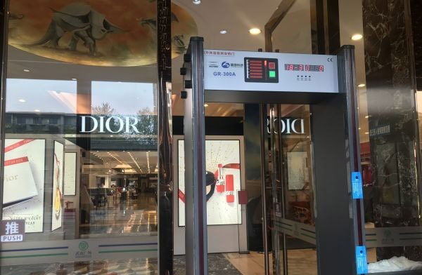 紅外線測溫安檢門限流，重啟前夕記者探訪武商